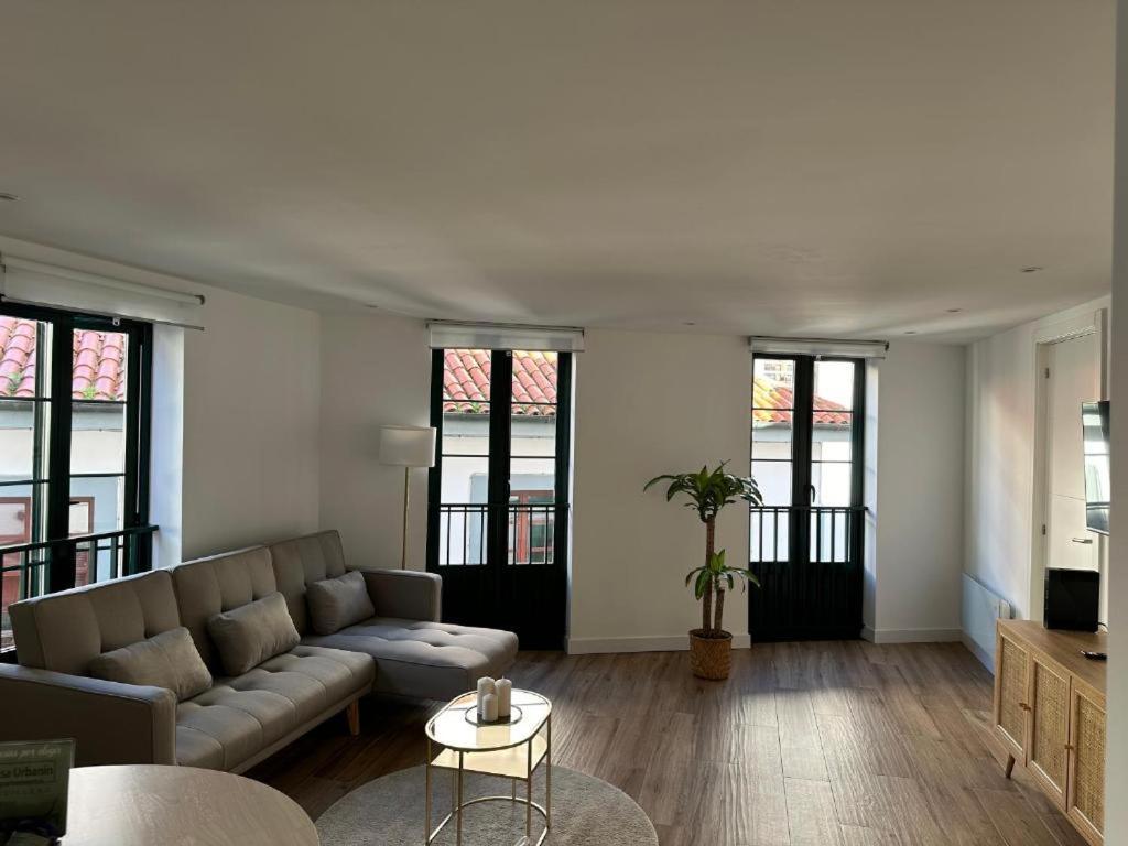 Apartamentos Urbanin II Plaza De San Pedro 쿠딜레로 외부 사진