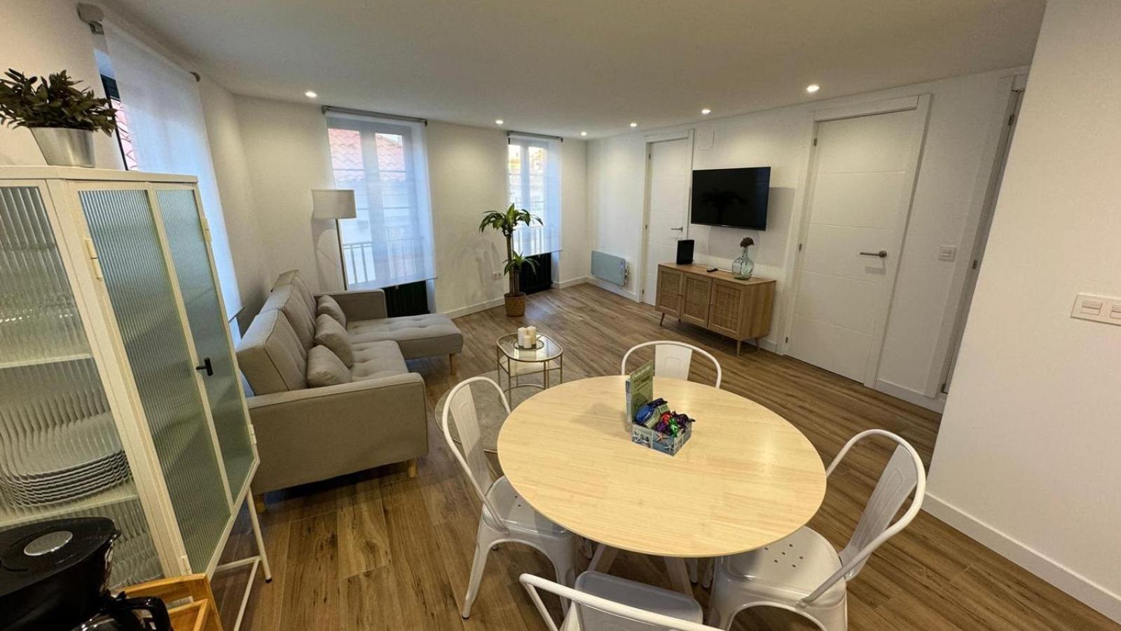 Apartamentos Urbanin II Plaza De San Pedro 쿠딜레로 외부 사진